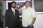Raju Sethi with Atul Agnihotri at AVS Bollywood Party in Le Sutra Gallery on 9th Nov 2011.jpg
